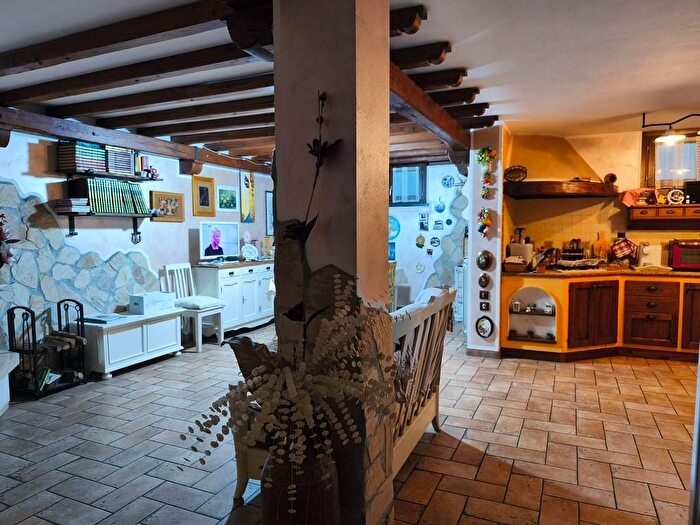 Casa con 8 locali in vendita in Castelnuovo Magra