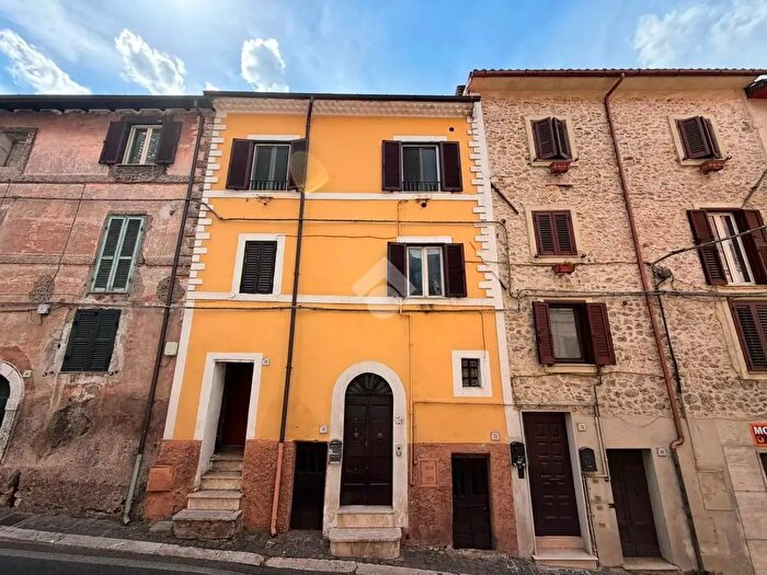 Appartamento quadrilocale in vendita in Palazzina Corso Giuseppe Garibaldi, Montelanico
