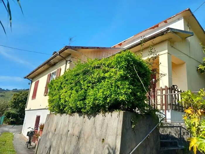 Casa trilocale in vendita in Massa