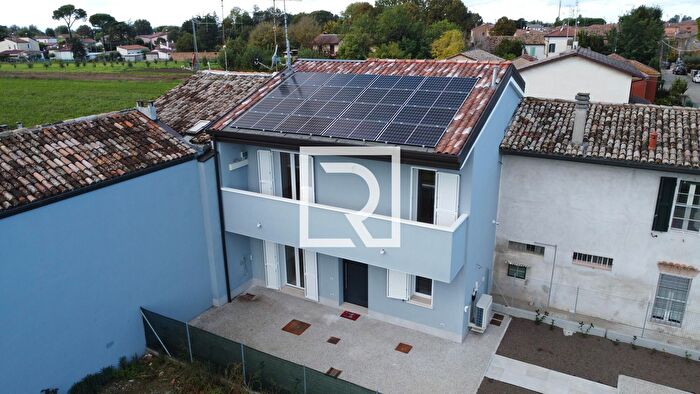 Casa quadrilocale in vendita in Via Gino Randi Russi, Russi