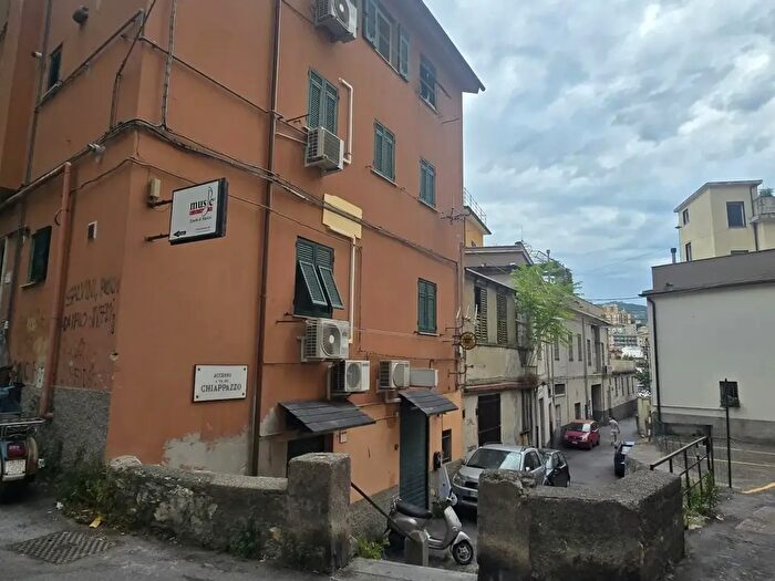Appartamento trilocale in vendita in Via Chiappazzo, Genova