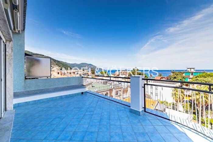 Appartamento trilocale in vendita in Via Novara, Laigueglia