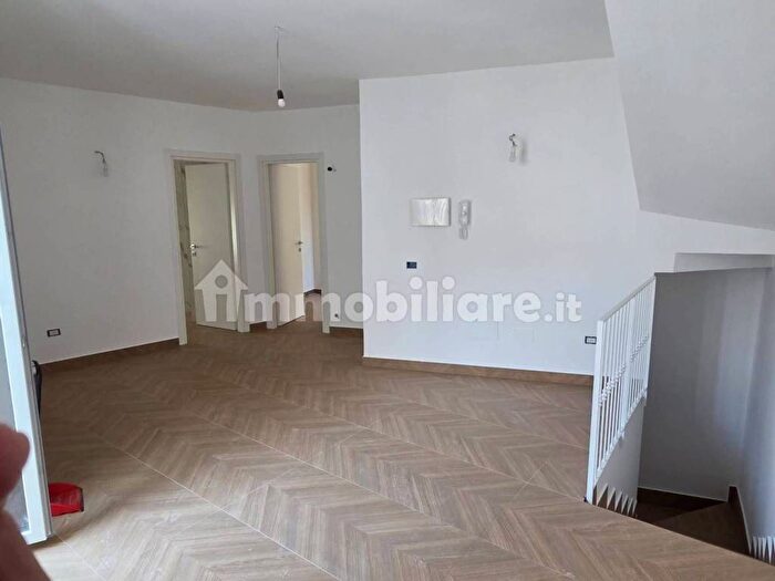Casa con 5 locali in affitto in Via Succurre Miseris, Aversa