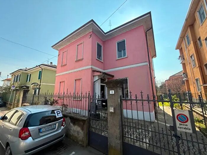 Appartamento trilocale in vendita in Via Luigi Coralli, Pavia