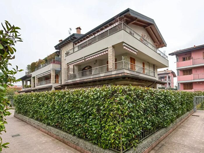 Appartamento trilocale in vendita in Via Padre Marengoni, Trezzano Rosa