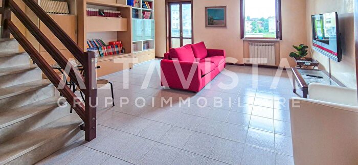 Casa quadrilocale in vendita in Via Papa Ercoliano, Desenzano Del Garda