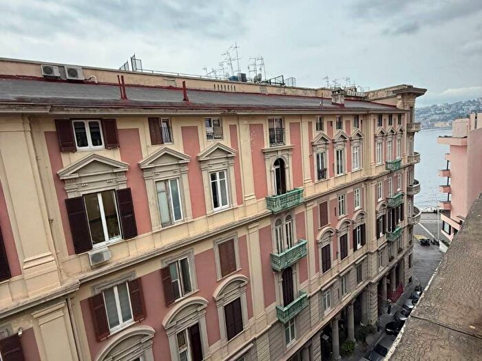 Appartamento trilocale in affitto in Via Chiatamone, Santa Lucia, Napoli