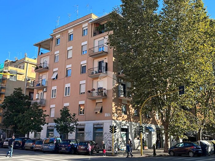 Appartamento trilocale in vendita in Via Marco Decumio, Roma