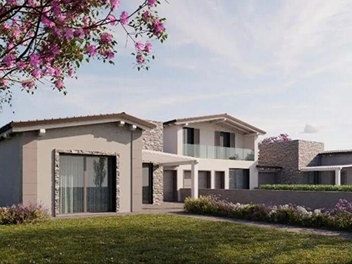 Casa con 5 locali in vendita in Viano