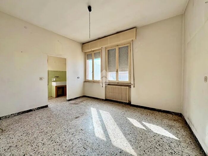 Casa con 8 locali in vendita in Viale Roma, Vallefoglia