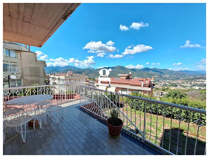 Appartamento con 5 locali in vendita in Via Casa Manzo, Salerno