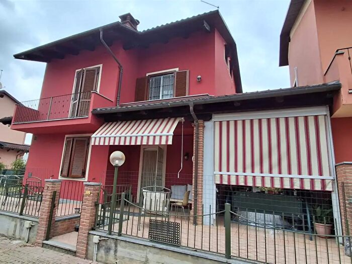 Casa con 8 locali in vendita in Poirino