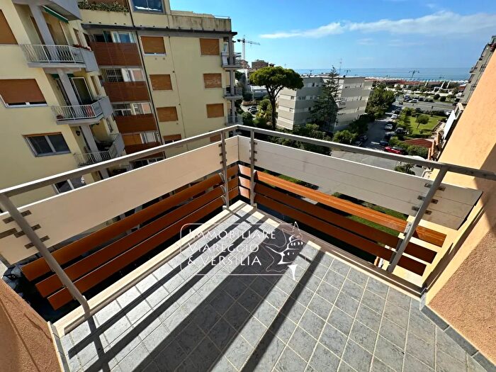 Appartamento con 5 locali in vendita in Via Buonarroti, Viareggio