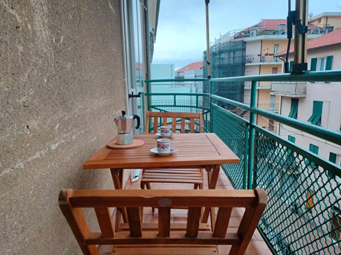 Appartamento quadrilocale in affitto in Via Domenico Brunenghi, Centro, Finale Ligure