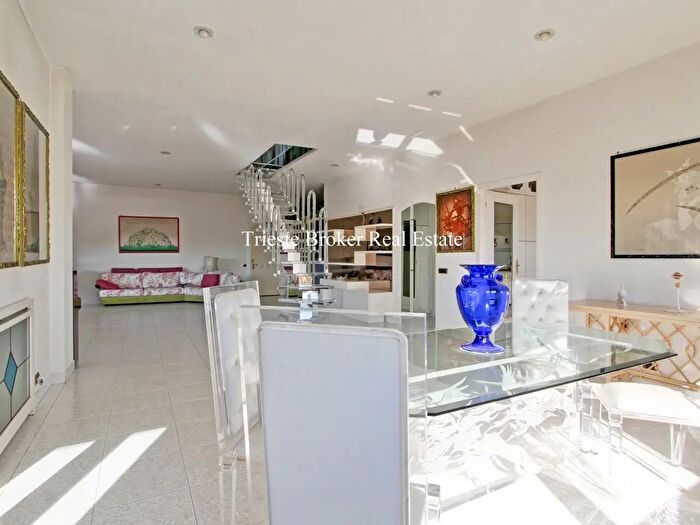 Appartamento con 5 locali in vendita in Via Oppido Mamertina, Roma