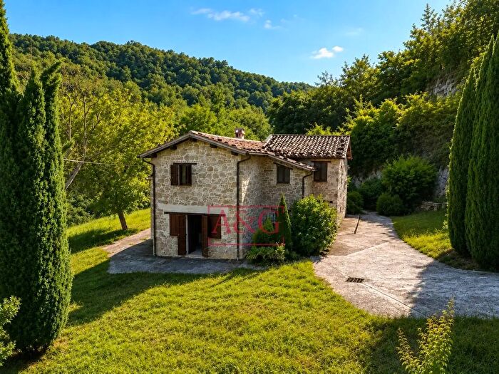 Casa con 7 locali in vendita in Via Castellano, Venarotta