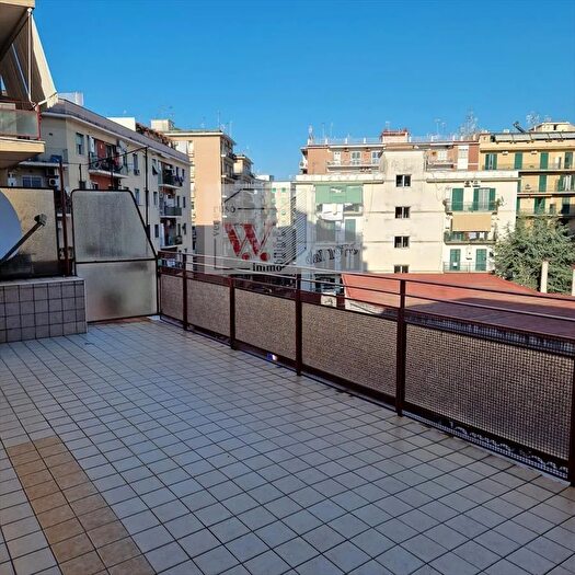 Appartamento trilocale in vendita in Piazza Medaglie dOro, Napoli