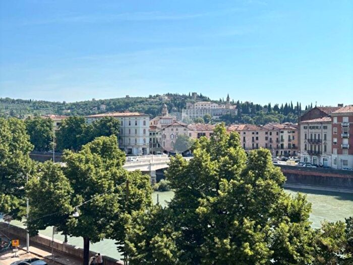 Appartamento quadrilocale in affitto in Lungadige Bartolomeo Rubele, Centro Storico, Verona