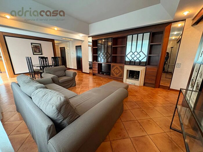 Appartamento quadrilocale in vendita in Viale Ceccarini, Riccione