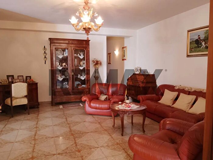 Casa con 12 locali in vendita in Vittoria