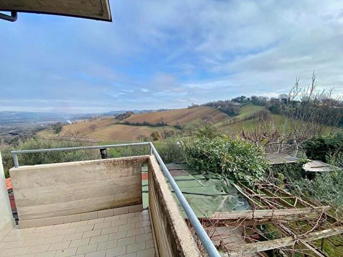 Casa con 6 locali in vendita in Fossombrone