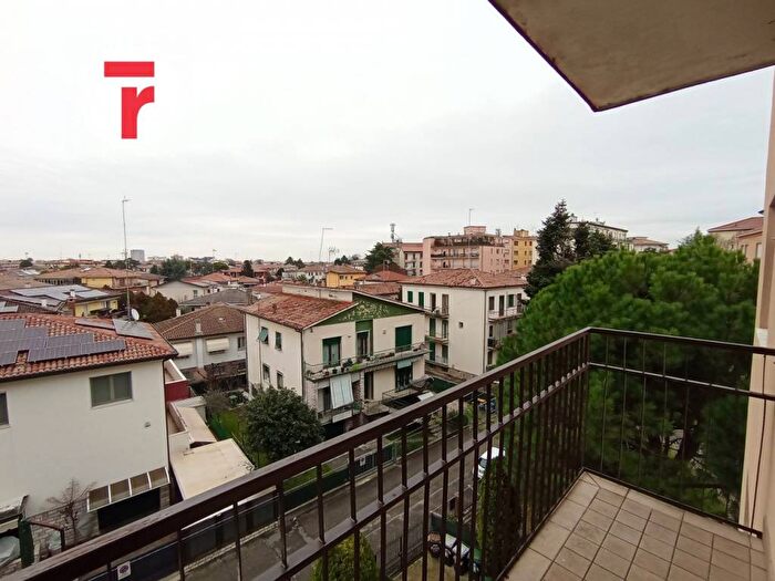 Appartamento trilocale in affitto in Via Cittanova, Santissima Trinità, Padova