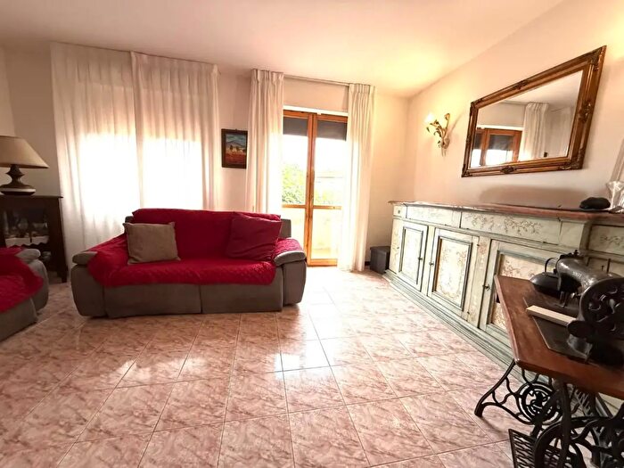 Casa con 8 locali in vendita in Calcinaia