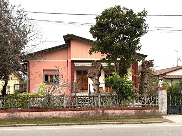 Casa con 8 locali in vendita in Massa