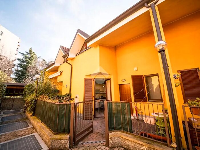 Casa trilocale in vendita in Via Cusago, Milano