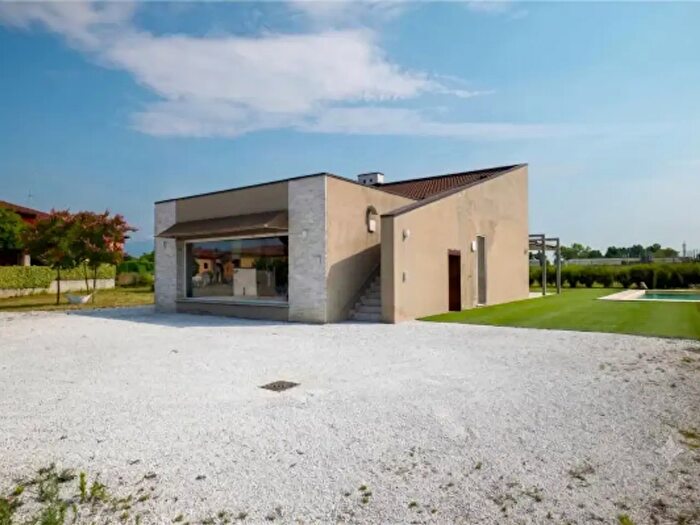 Casa con 6 locali in vendita in Verrone