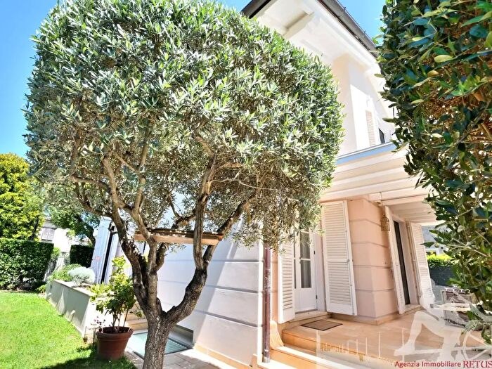 Casa con 8 locali in vendita in Pietrasanta