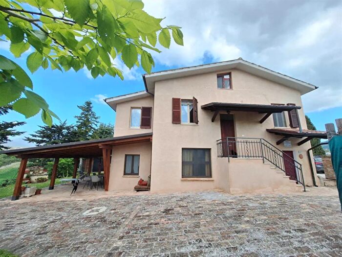 Casa con 8 locali in vendita in San Severino Marche