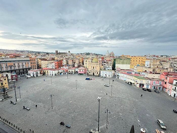 Appartamento con 5 locali in vendita in Piazza Mercato Napoli, Napoli