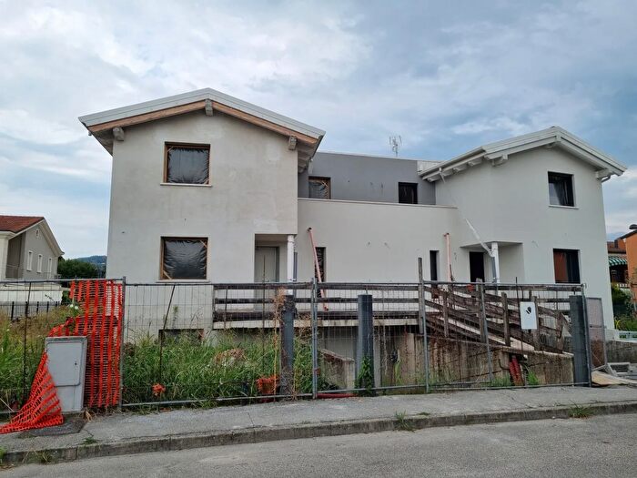 Casa con 6 locali in vendita in Via Niccolo Tommaseo, Vo