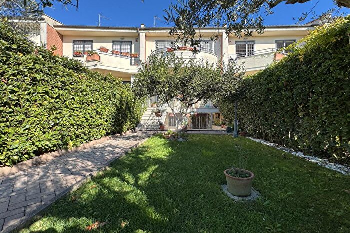 Casa con 5 locali in vendita in Via Mario Gentilini, Roma