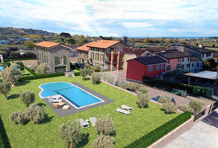 Appartamento trilocale in vendita in Via Modena, Bardolino