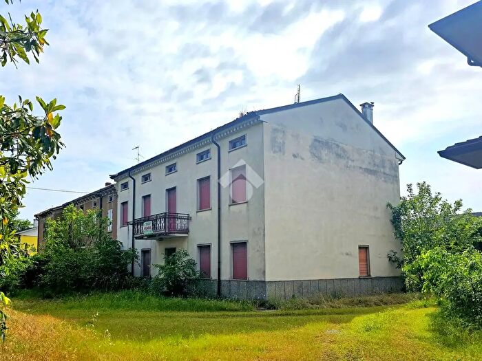 Casa con 7 locali in vendita in Strada Statale Goitese, Goito