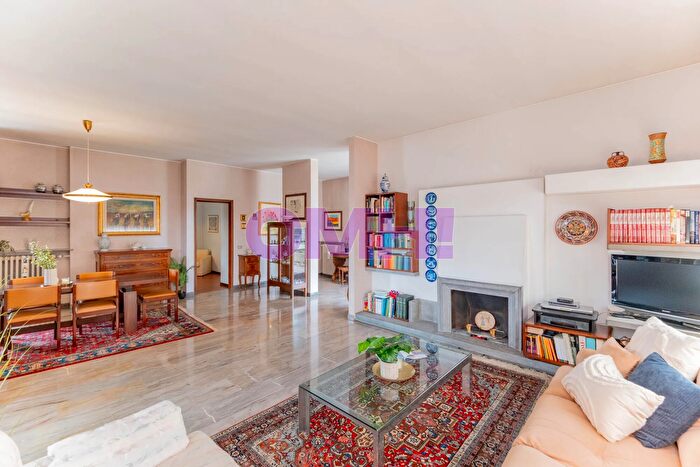 Casa con 6 locali in vendita in Via Torino, Samarate