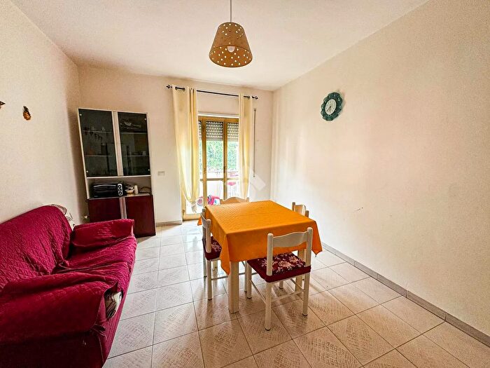 Appartamento trilocale in vendita in Via Roberto Mirabelli, Amantea