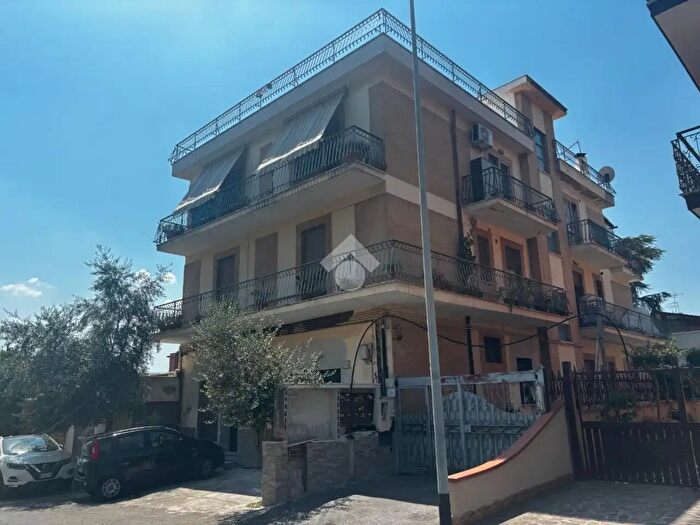 Appartamento trilocale in vendita in Via Francesco di Benedetto, Roma