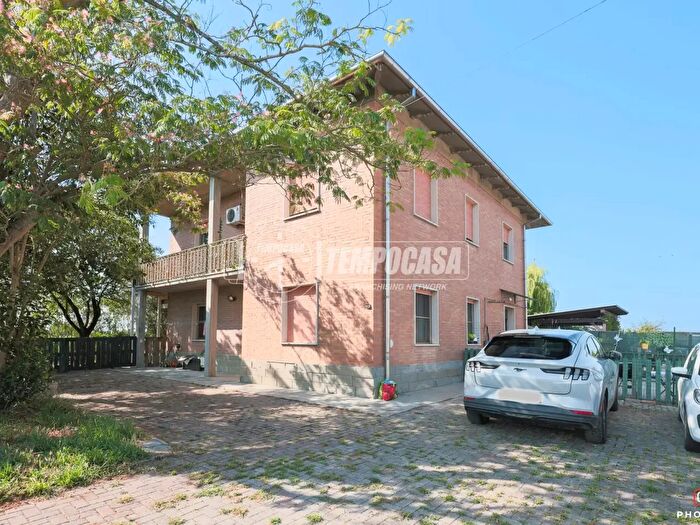 Casa con 8 locali in vendita in Via Luzzo, Budrio
