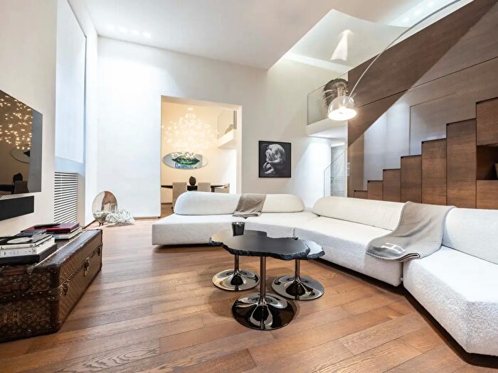 Appartamento con 7 locali in vendita in Via Castiglione, Bologna