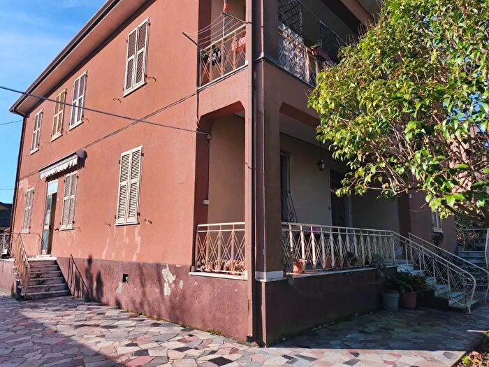 Casa con 12 locali in vendita in Ameglia