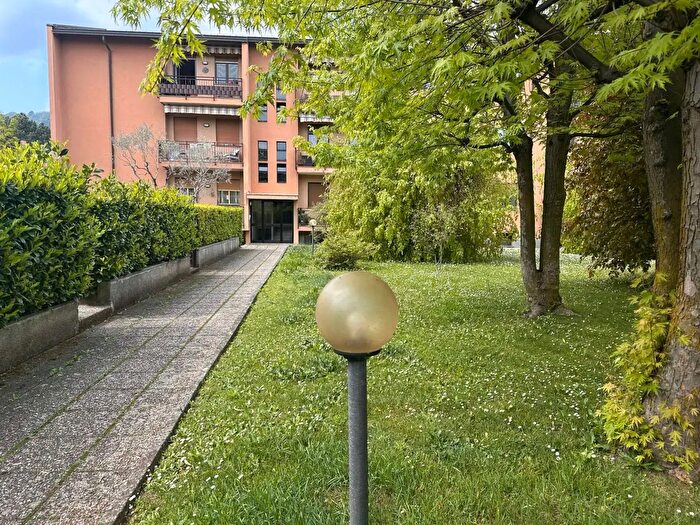 Appartamento quadrilocale in vendita in Via Cesare Cantu, Erba