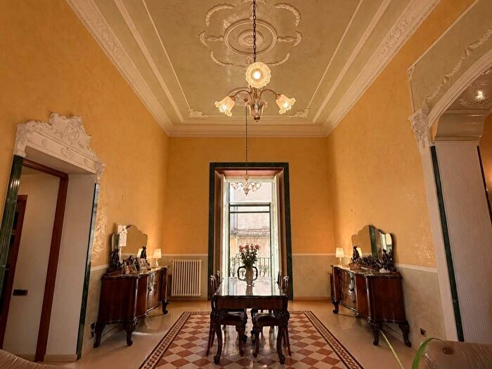 Appartamento con 6 locali in affitto in Via dei Mercanti, Centro Storico Teatro Verdi, Salerno