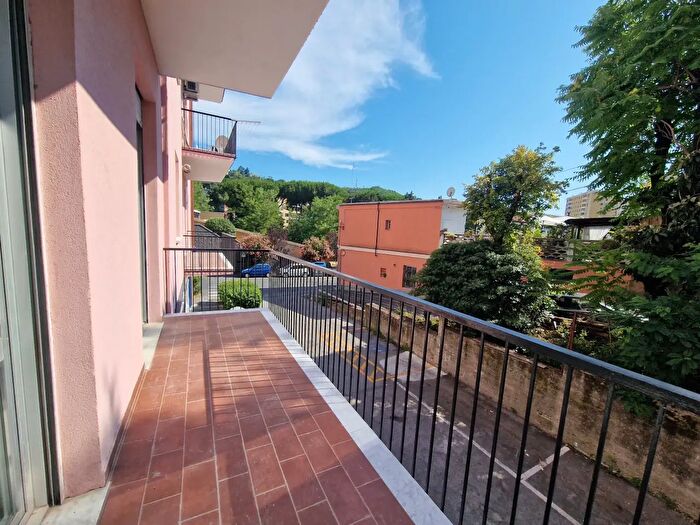 Appartamento con 6 locali in vendita in Via Faliero Vezzani, Genova