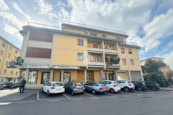 Appartamento con 5 locali in vendita in Via Lorenzo Valla, Prato