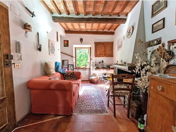 Appartamento con 6 locali in vendita in Via della Peschiera, Santa Fiora