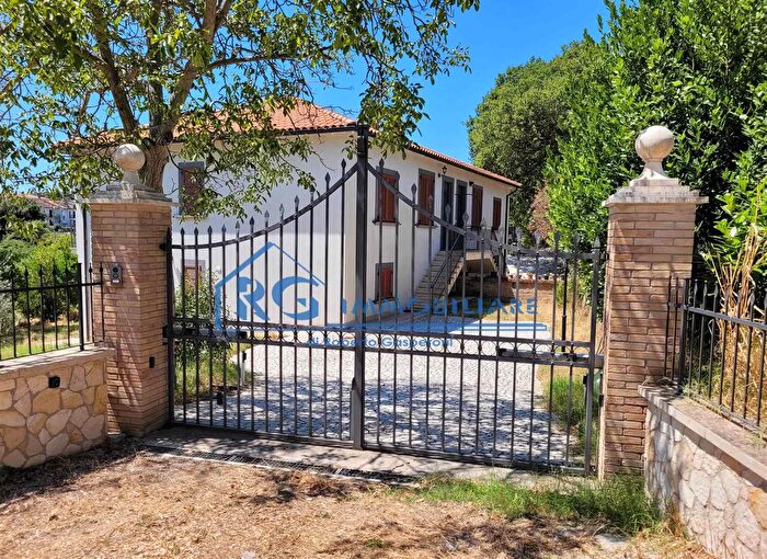 Casa quadrilocale in vendita in Strada di Cacciababbe, Castiglione In Teverina