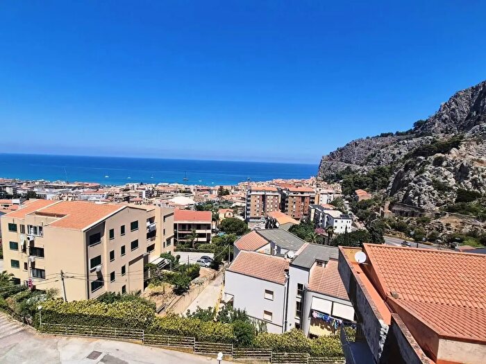 Appartamento con 6 locali in vendita in Contrada Santa Barbara, Cefalu'